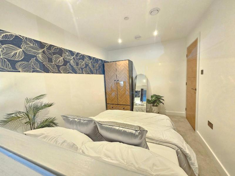 LUX 2Bed 2Bath Apartment with Terrace City Center - image 5