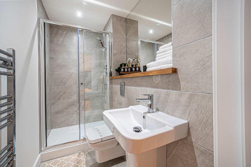 LUX 2Bed 2Bath Apartment with Terrace City Center - image 4