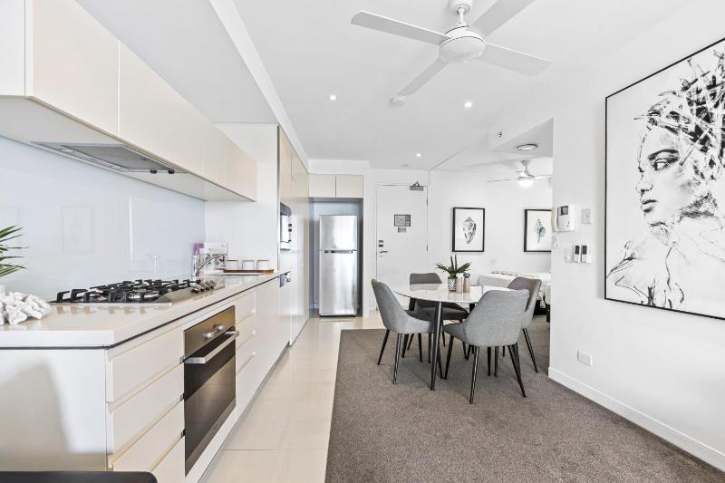1 Bedroom Study Unit in Broadbeach - NO PARKING - Q Stay - image 5