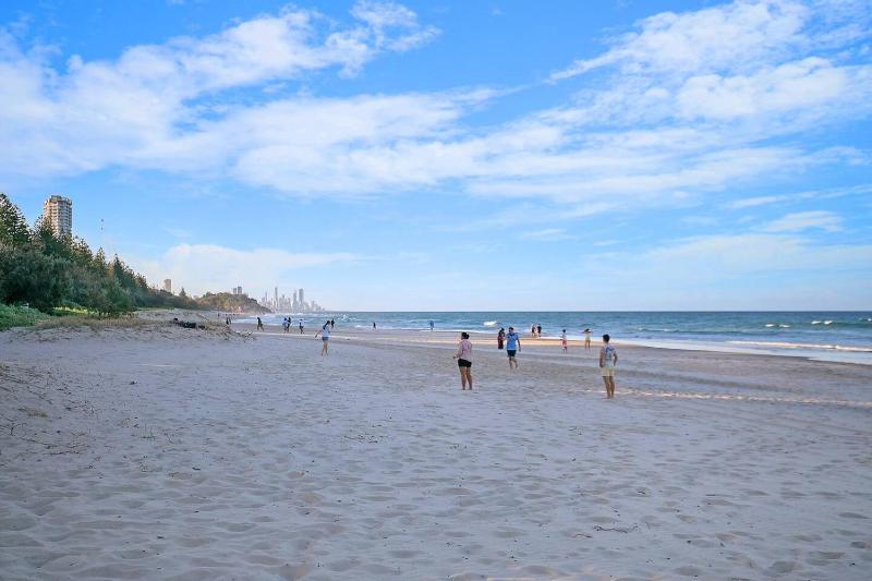 Saltlight - Tranquil Haven by Burleigh Beach and Parks - image 2