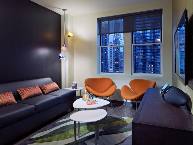 Queen Suite with Two Queen Beds with Sofa Bed and City View - Non-Smoking image 3