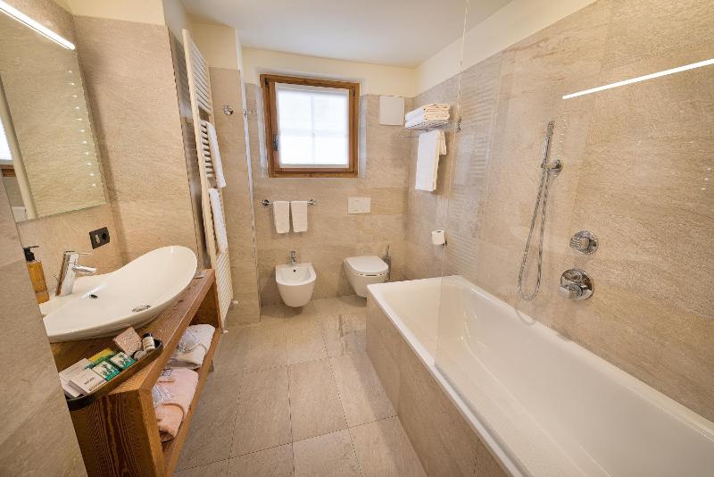 Deluxe Double Room image 4