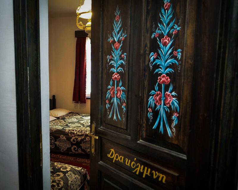 Double or Twin Room with Mountain View image 1