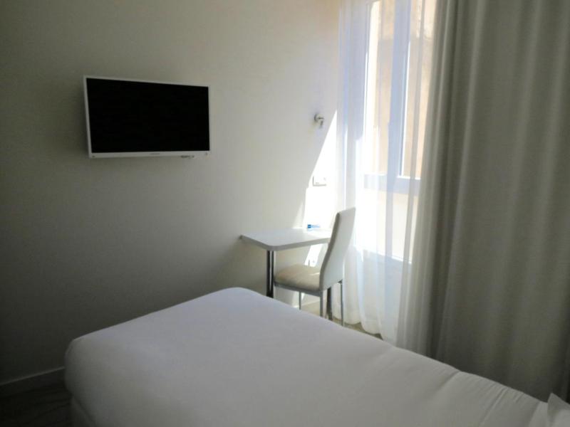 Small Single Room image 3