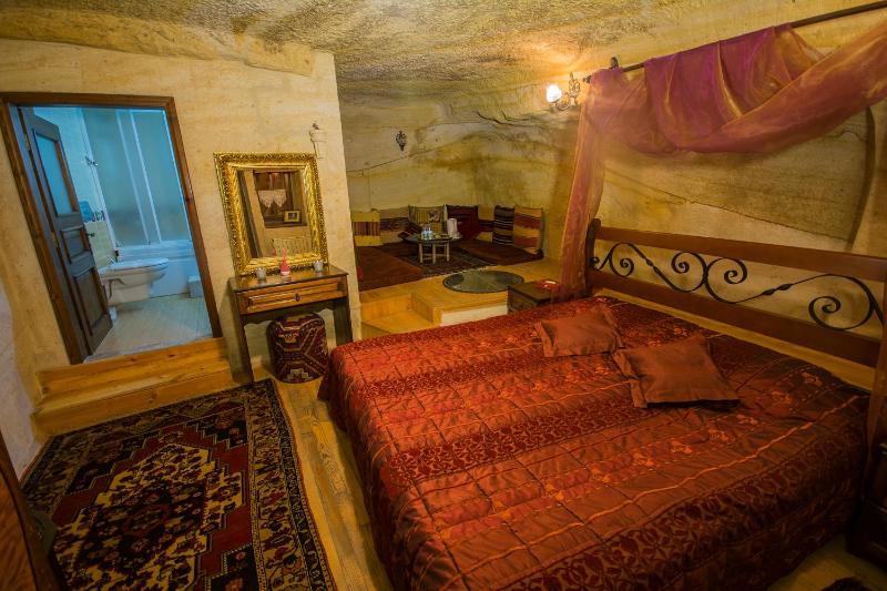 Double or Twin Cave Room image 2