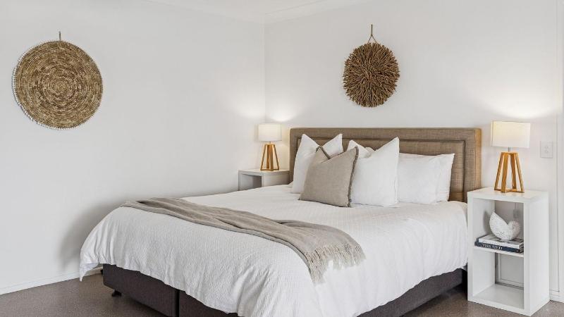 Pandanus - Spacious Waterfront Escape with Private Pontoon & Pool - Holiday Yamba - image 16