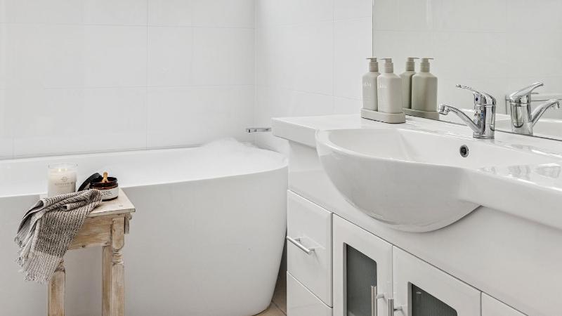 Pandanus - Spacious Waterfront Escape with Private Pontoon & Pool - Holiday Yamba - image 3