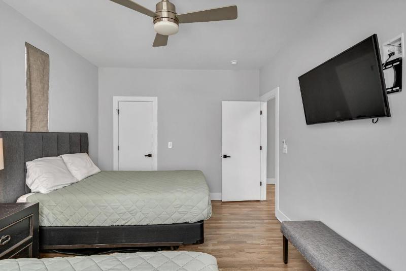 Spacious Nashville Home Close to Belmont Rooftop - image 7