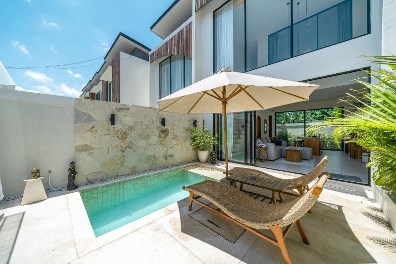Canggu Hacienda - Elegant Private Retreat for Couple - image 1