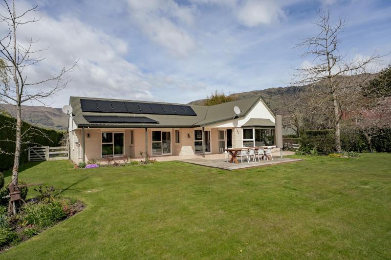 Alpine Meadow Haven - Wanaka Holiday Home - image 13