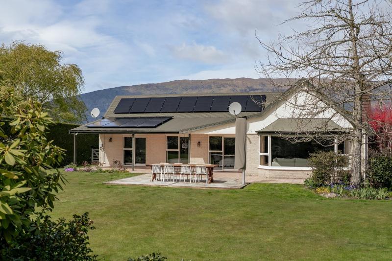 Alpine Meadow Haven - Wanaka Holiday Home - image 8