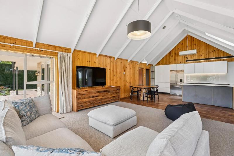 Alpine Meadow Haven - Wanaka Holiday Home - image 7