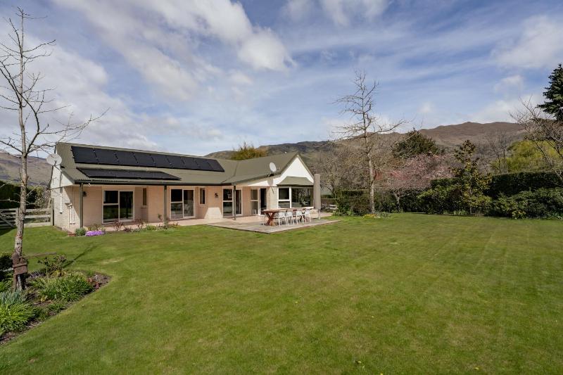 Alpine Meadow Haven - Wanaka Holiday Home - image 18