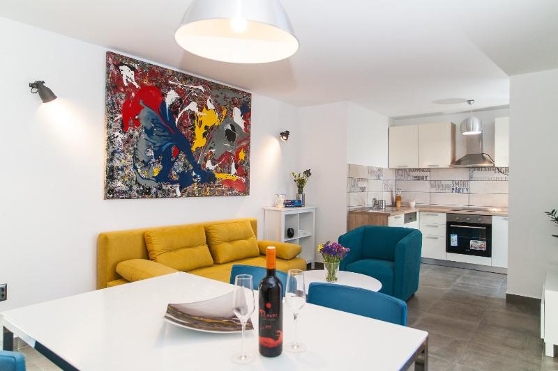Deluxe Two-Bedroom Apartment with Sea View image 1
