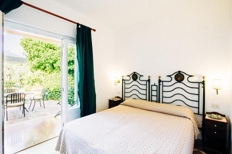 Deluxe Double Room with Patio and Sea View image 2
