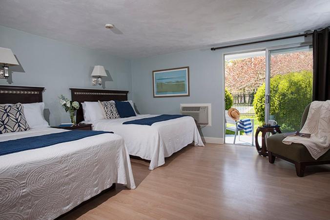 Queen Room with Two Queen Beds with Kitchenette image 3