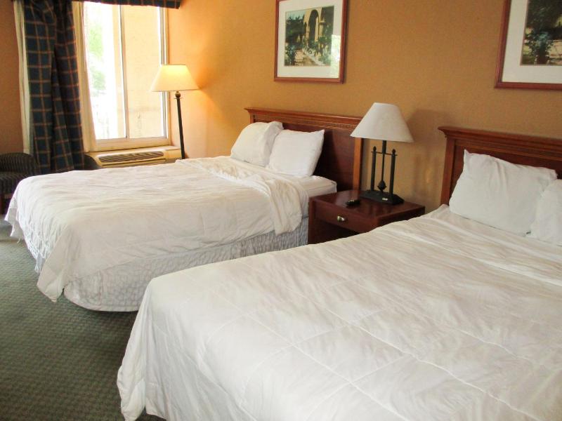 Deluxe Queen Room with Two Queen Beds - Non-Smoking image 2