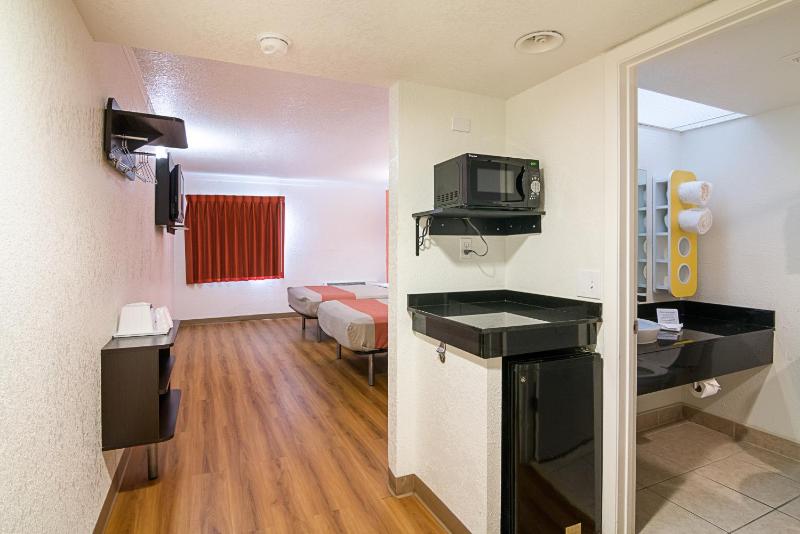 Modern King Room with Micro Fridge - Non-Smoking image 3