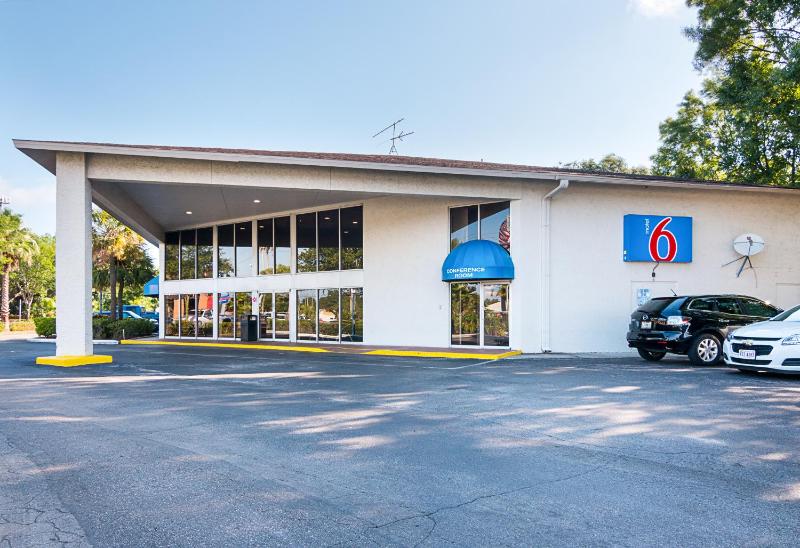 Motel 6 Tampa FL - Fairgrounds - image 1