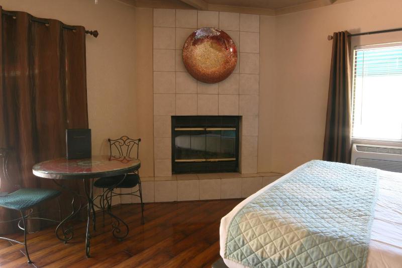 One-Bedroom Bungalow #11 image 3