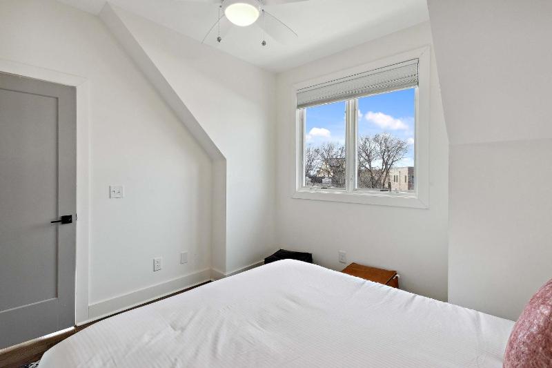 Modern West End Oasis Rooftop Views - image 12
