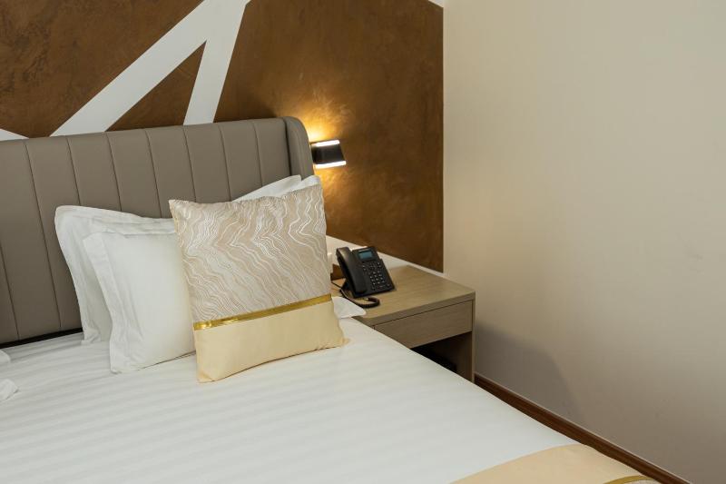 Sky Hotel Tirana - image 4