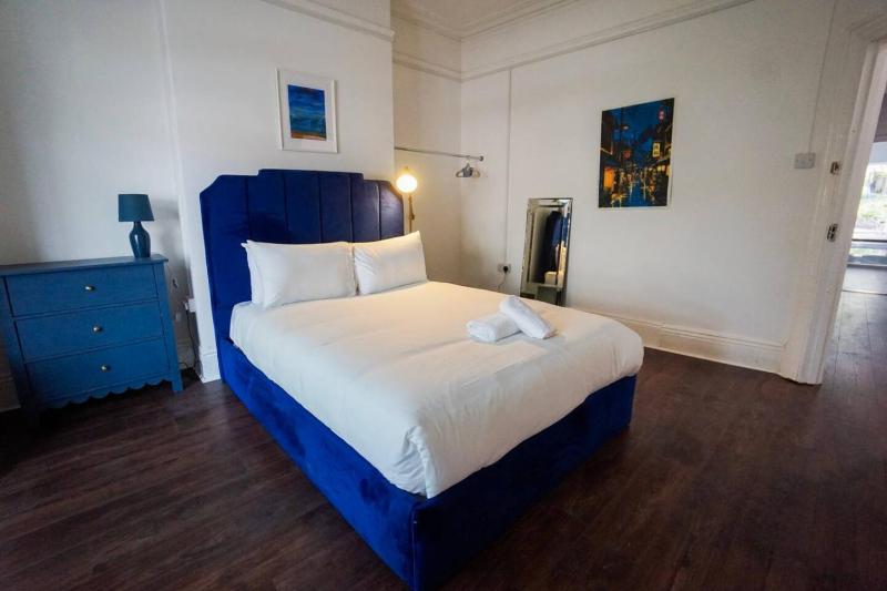 Comfy and Central 6 BR Home - image 1