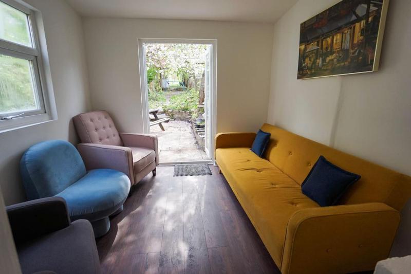 Comfy and Central 6 BR Home - image 8