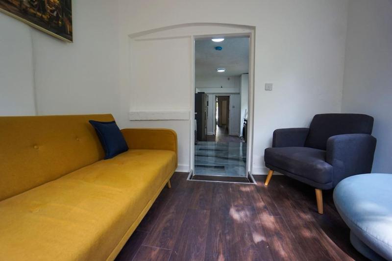 Comfy and Central 6 BR Home - image 15