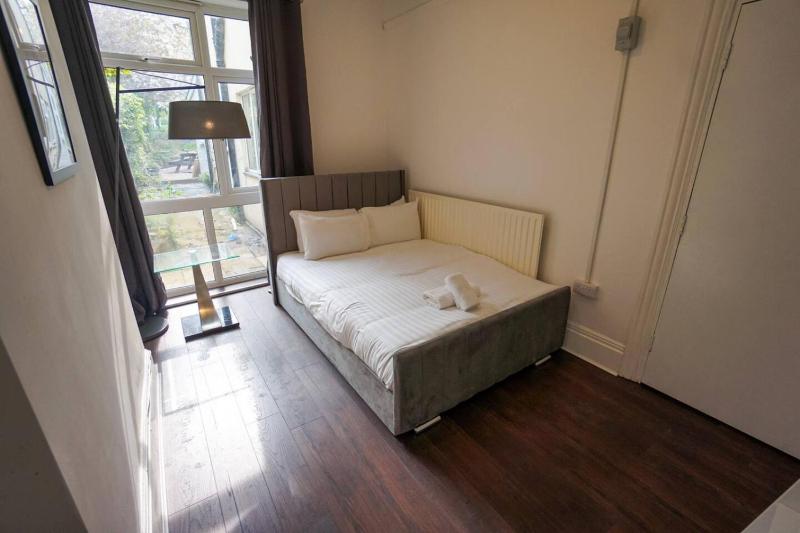 Comfy and Central 6 BR Home - image 10