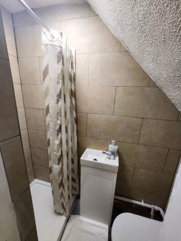 Comfy and Central 6 BR Home - image 13