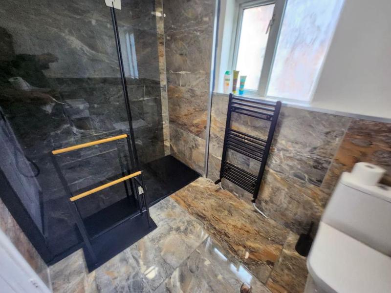 Comfy and Central 6 BR Home - image 17