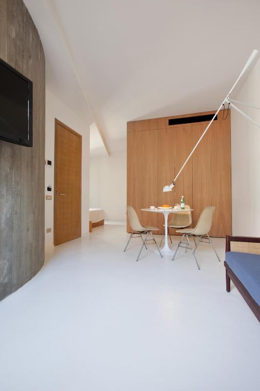 One-Bedroom Apartment image 4