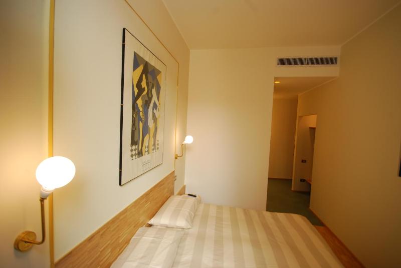 Double Room image 4