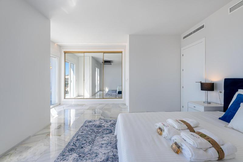 797 HOLIDAY RENTALS-Blue Pearl Luxury Apartment with Stunning Views - image 14