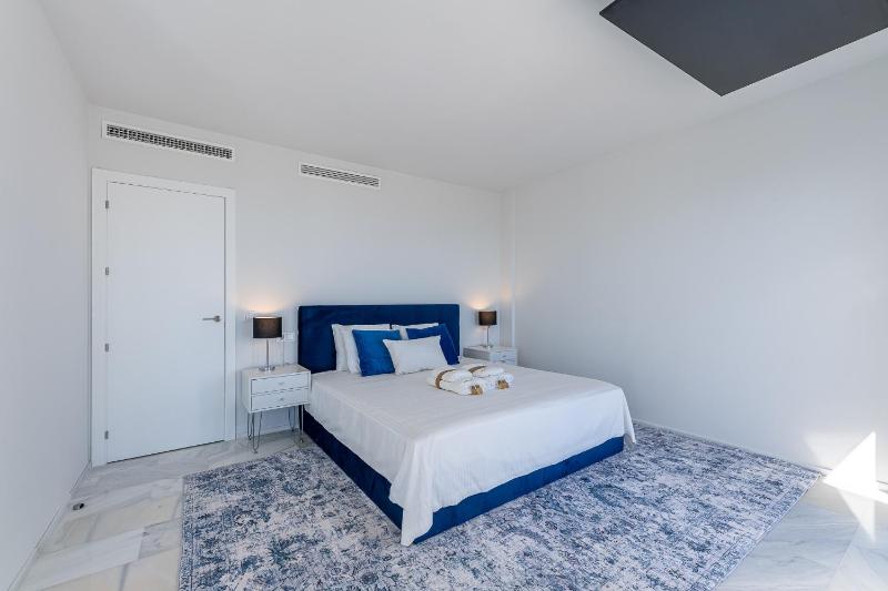 797 HOLIDAY RENTALS-Blue Pearl Luxury Apartment with Stunning Views - image 10