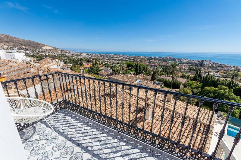 797 HOLIDAY RENTALS-Blue Pearl Luxury Apartment with Stunning Views - image 13