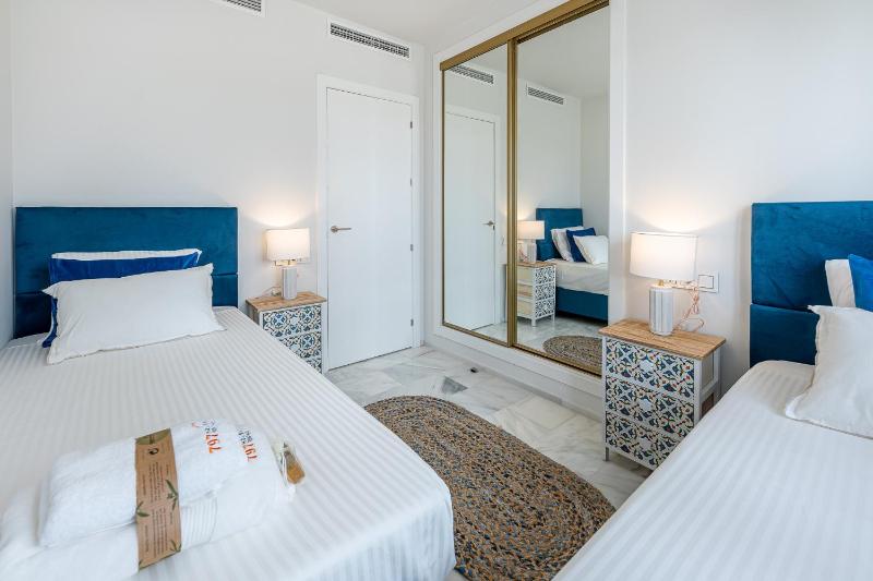 797 HOLIDAY RENTALS-Blue Pearl Luxury Apartment with Stunning Views - image 2