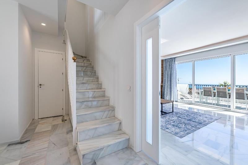 797 HOLIDAY RENTALS-Blue Pearl Luxury Apartment with Stunning Views - image 31
