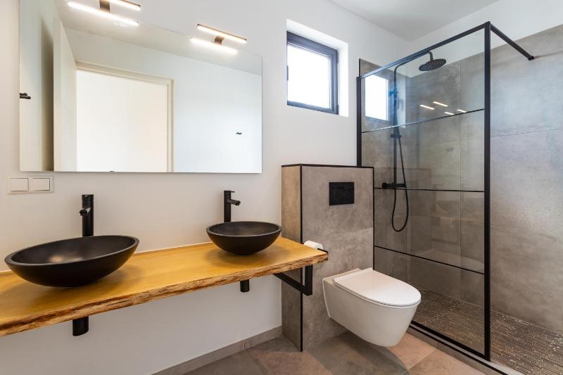 Luxury 8-person Villa with Private Pool - image 8
