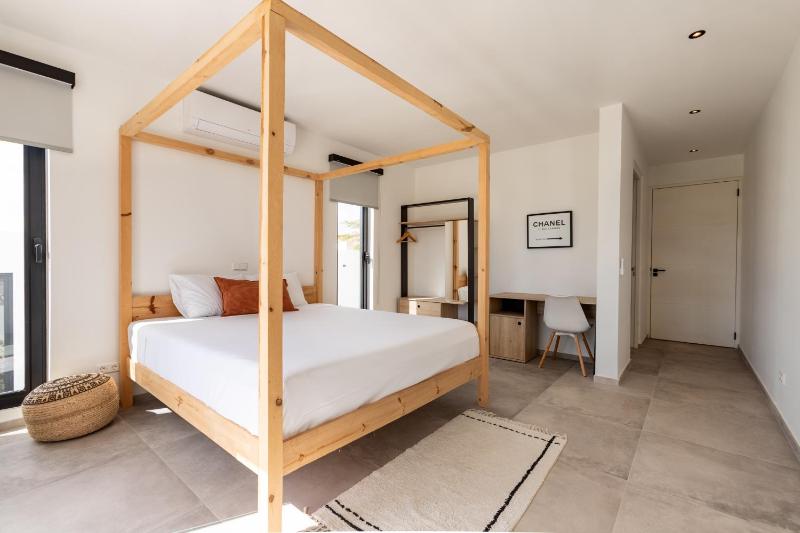 Luxury 8-person Villa with Private Pool - image 22