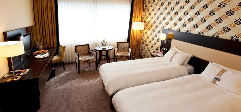 Classic Twin Room image 4