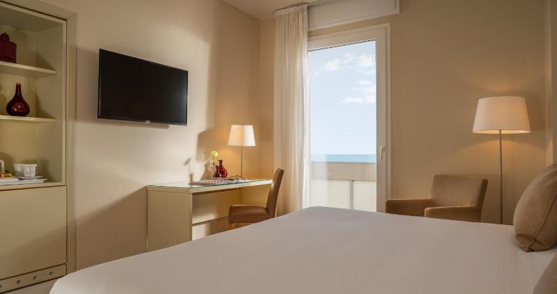 National Hotel - image 6
