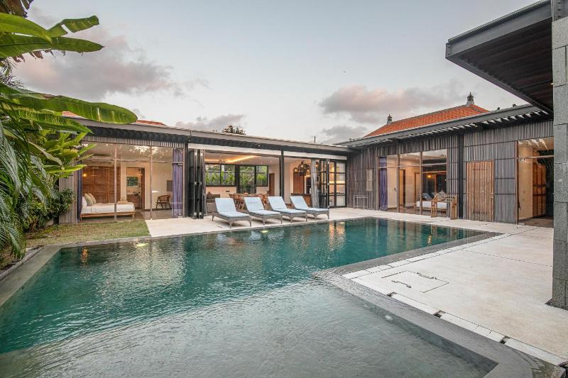 New 5BR Villa Enclosed Lounge Canggu Oasis - image 8