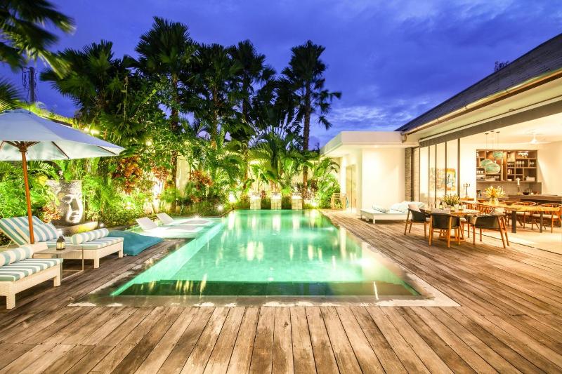 Modern 3BR Villa 200m to Canggu Beach Bliss - image 35