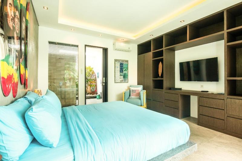 Modern 3BR Villa 200m to Canggu Beach Bliss - image 19