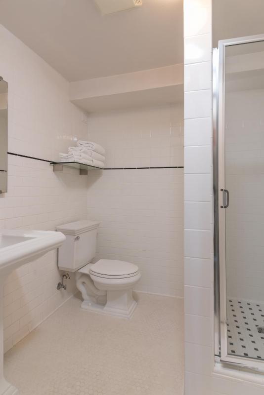 Standard Queen Room image 1