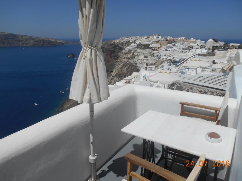 Double Room with Hot Tub and Caldera View image 2