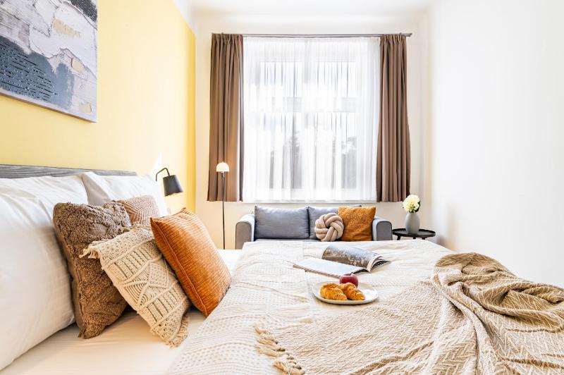 Prague Days - One-Bedroom Apartment with Smart TV and High-Speed Wi-Fi in Vinohrady - image 1