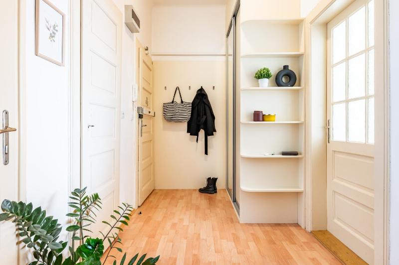 Prague Days - One-Bedroom Apartment with Smart TV and High-Speed Wi-Fi in Vinohrady - image 8